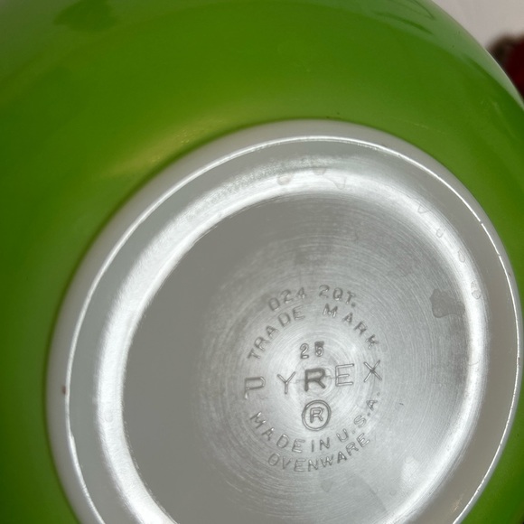 Pyrex Kelly Green Bowl - Picture 8 of 8